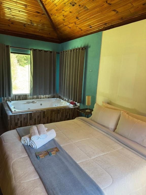 Chalé com cama de casal e banheira junto à janela